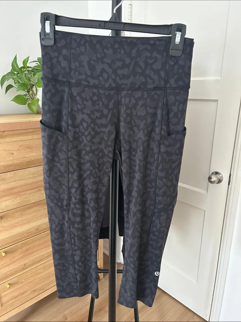 Lululemon Cropped Leggings. Size 6. Clean. Like new.